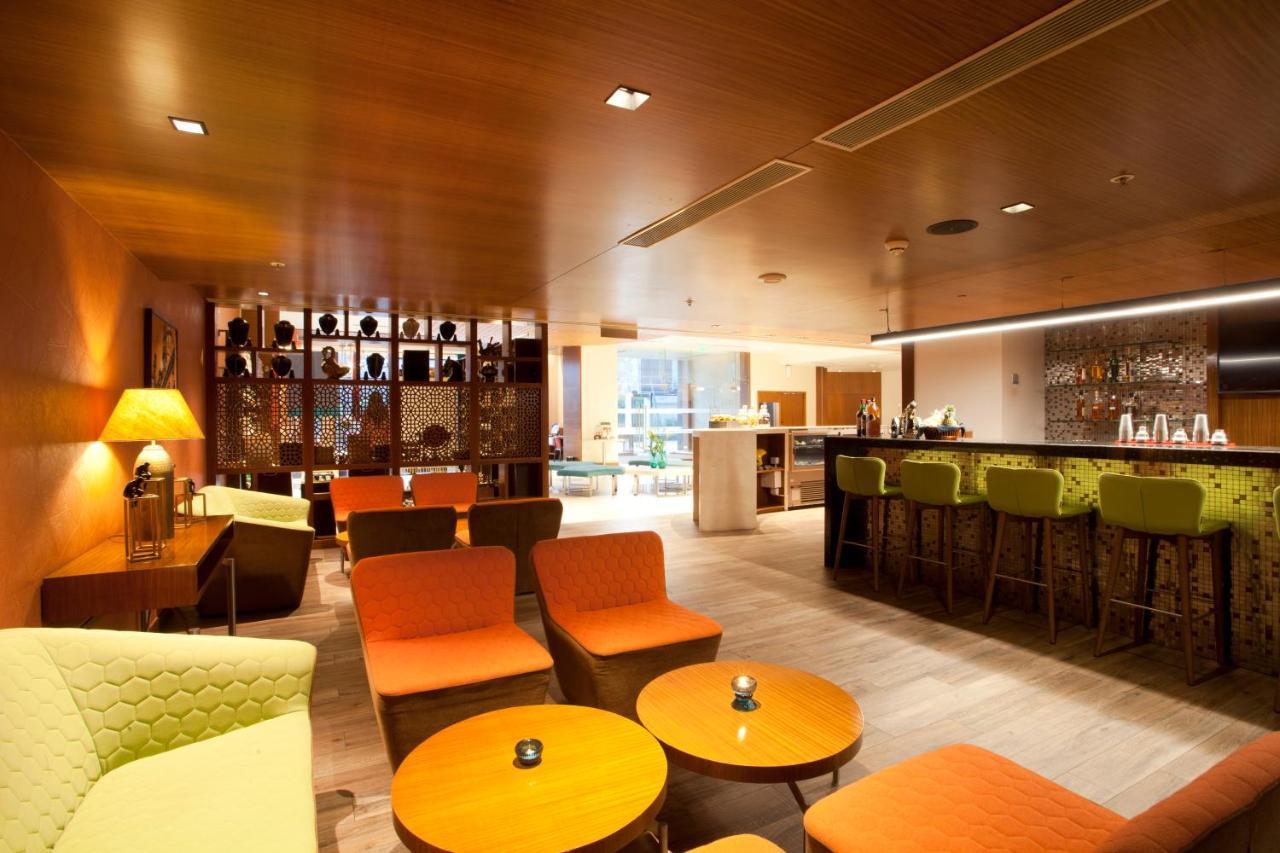 Hyatt Place Hyderabad Banjara Hills Екстер'єр фото The bar at the hotel