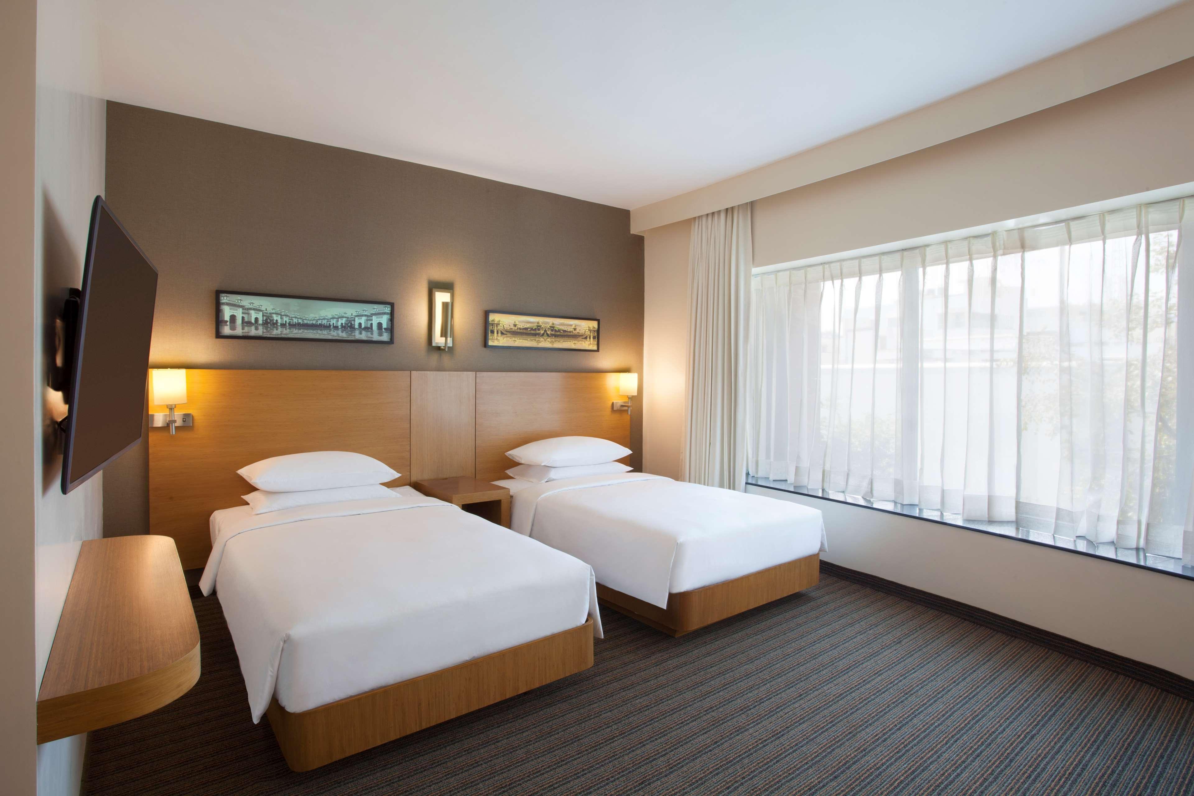 Hyatt Place Hyderabad Banjara Hills Екстер'єр фото A typical room at the hotel