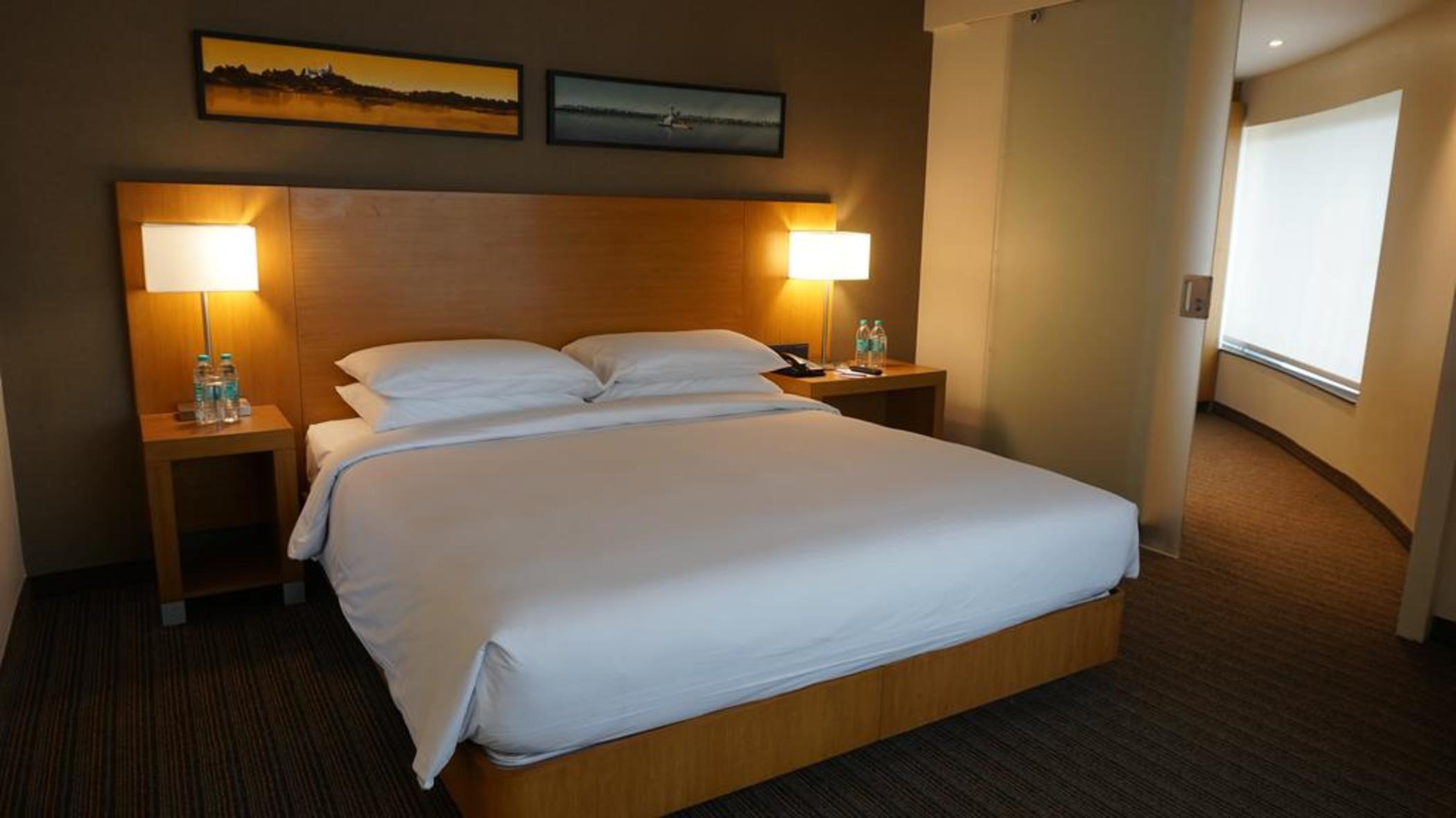 Hyatt Place Hyderabad Banjara Hills Екстер'єр фото A room at the Hilton Garden Inn in San Francisco