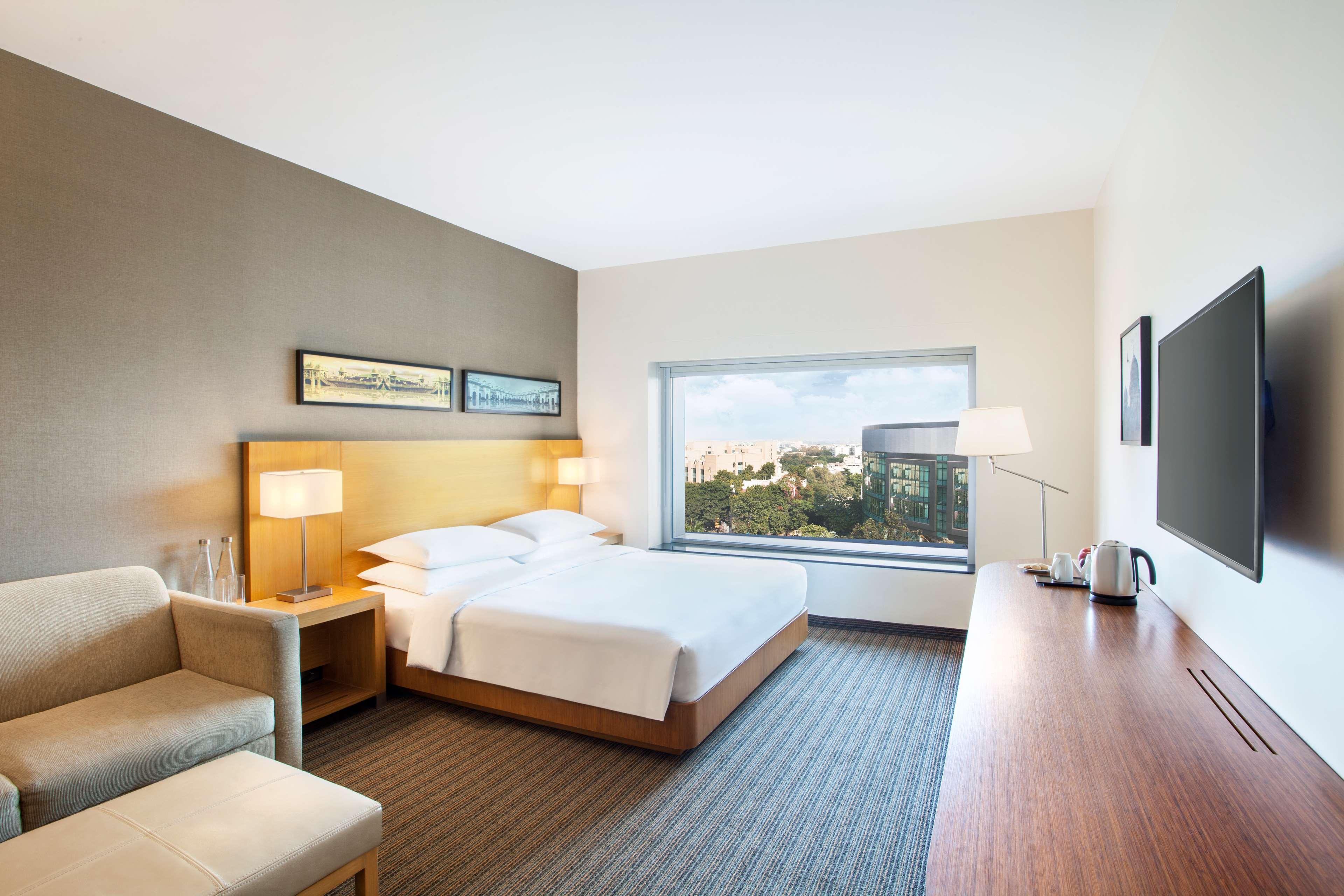 Hyatt Place Hyderabad Banjara Hills Екстер'єр фото A guest room at the Hilton San Diego Bayfront
