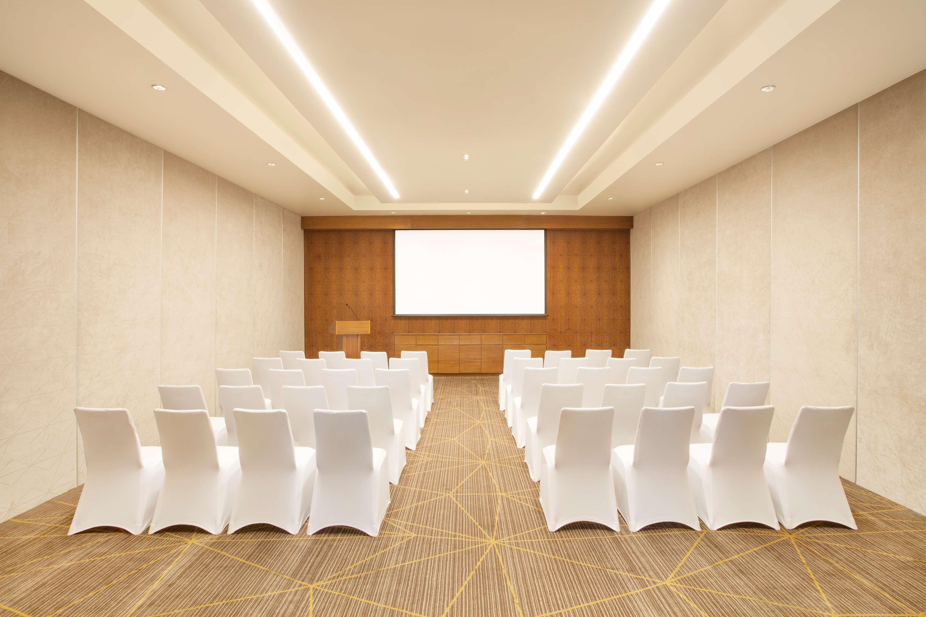Hyatt Place Hyderabad Banjara Hills Екстер'єр фото Meeting room at the hotel