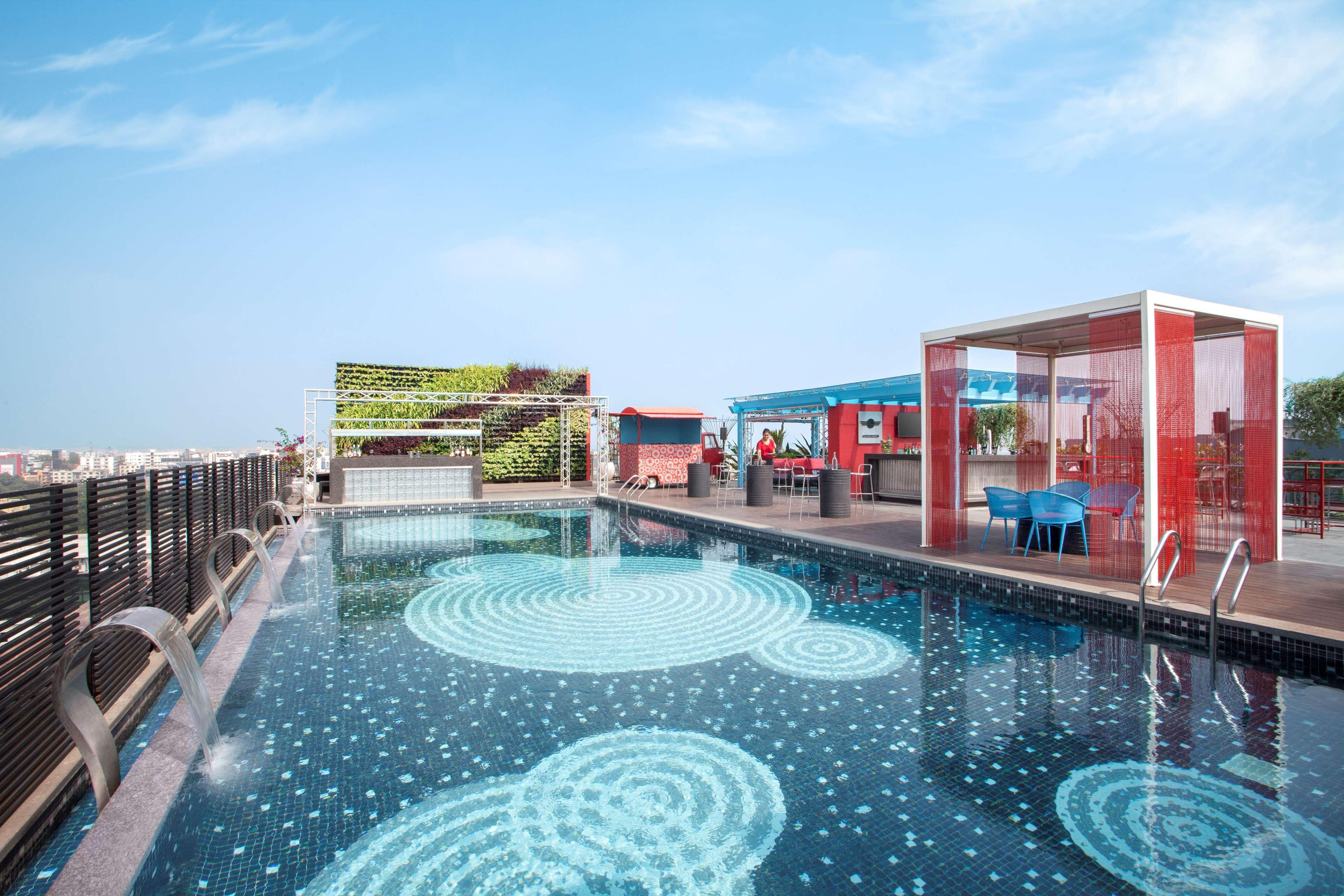 Hyatt Place Hyderabad Banjara Hills Екстер'єр фото Rooftop pool at the hotel
