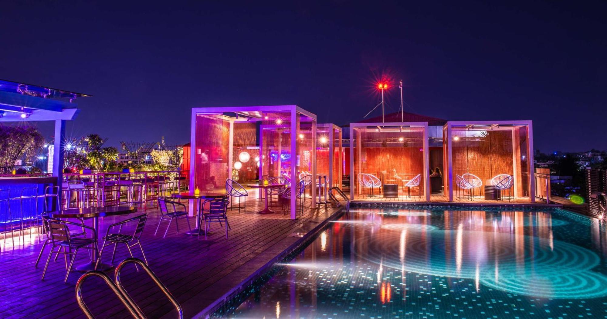 Hyatt Place Hyderabad Banjara Hills Екстер'єр фото The pool at the rooftop bar