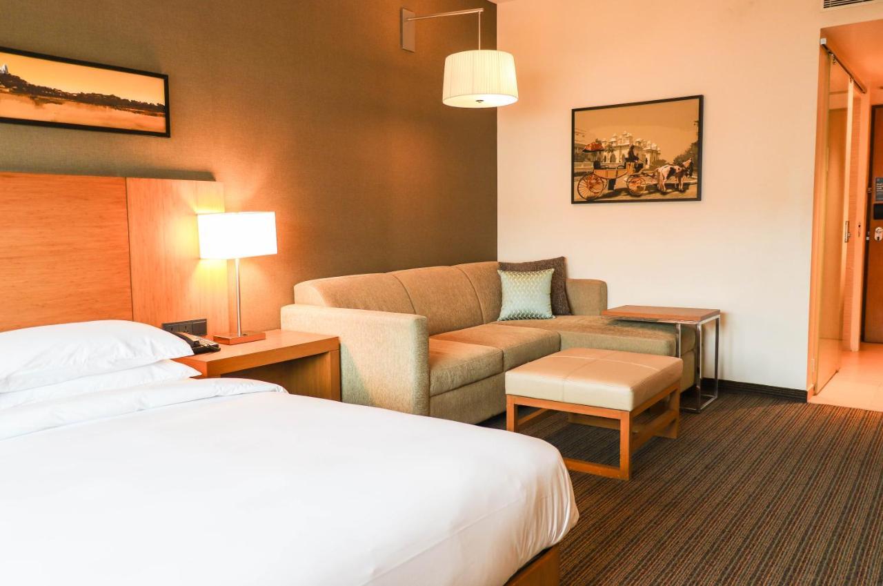 Hyatt Place Hyderabad Banjara Hills Екстер'єр фото A typical room at the hotel