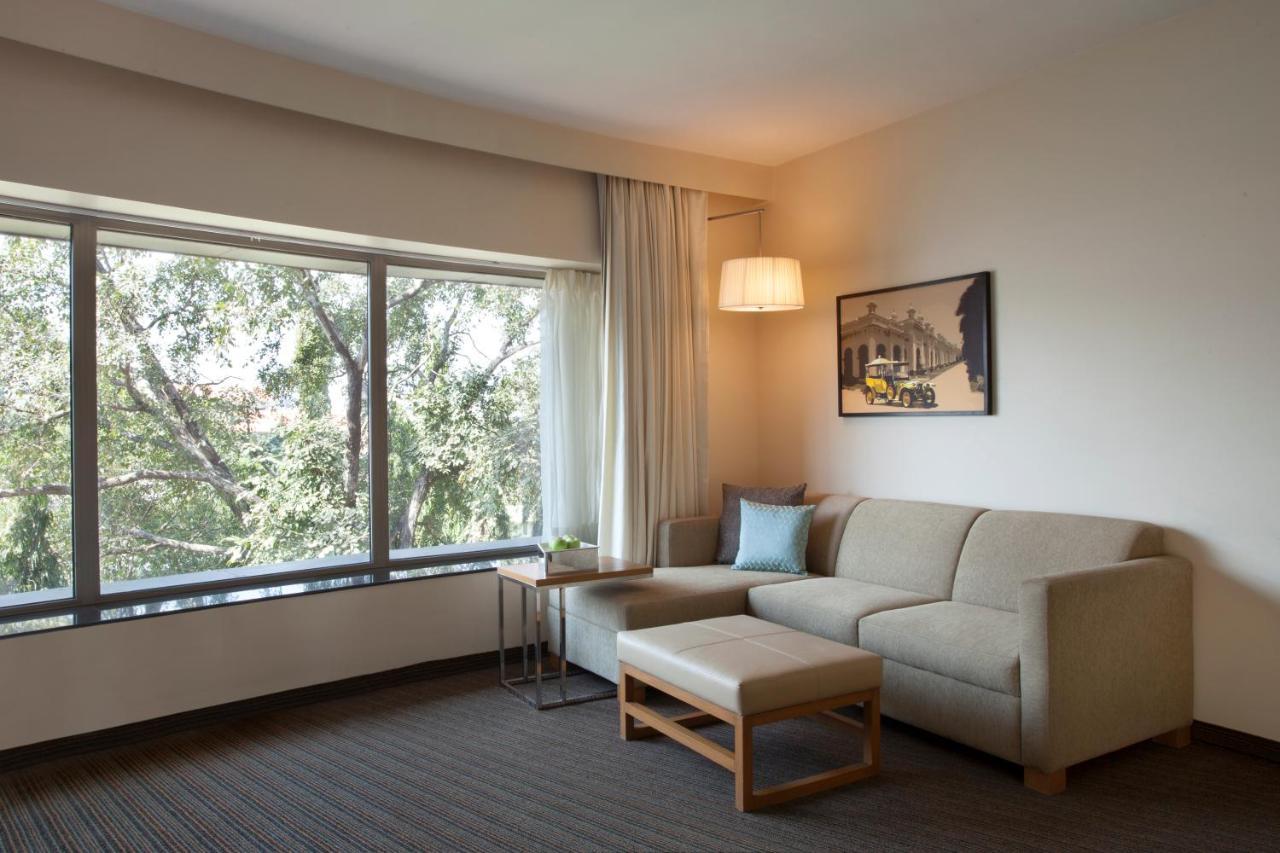 Hyatt Place Hyderabad Banjara Hills Екстер'єр фото A living room at the hotel